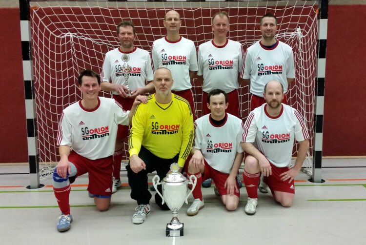 Der Wanderpokal wandert nicht: ORION/Anthon erneut Stadtmeister im Hallenfußball