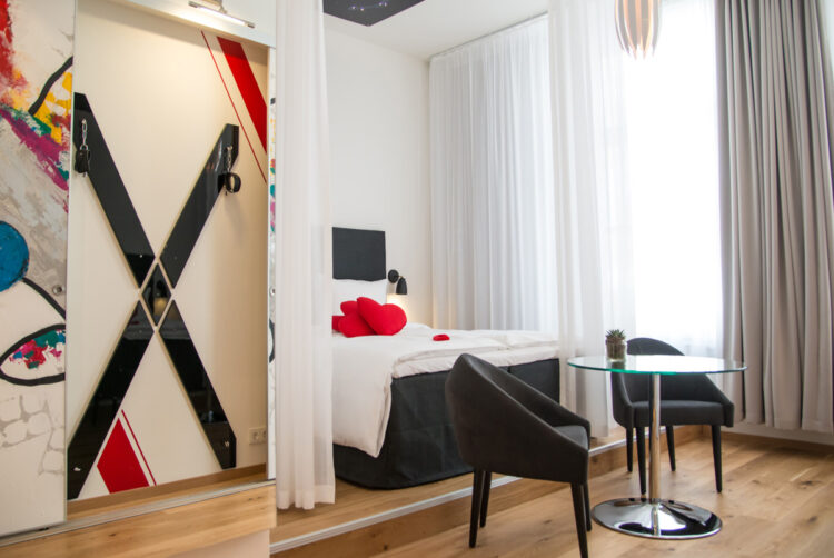Fesselnde Erotik: In Flensburgs Hotel „Alte Post“ gibt es das erste ORION-Zimmer